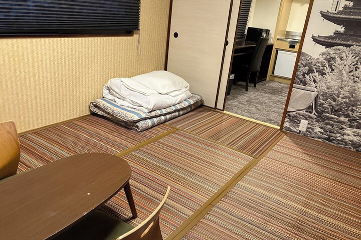Room 5 of 18