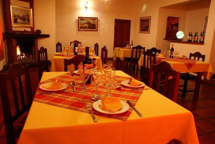 Dining 8 of 11