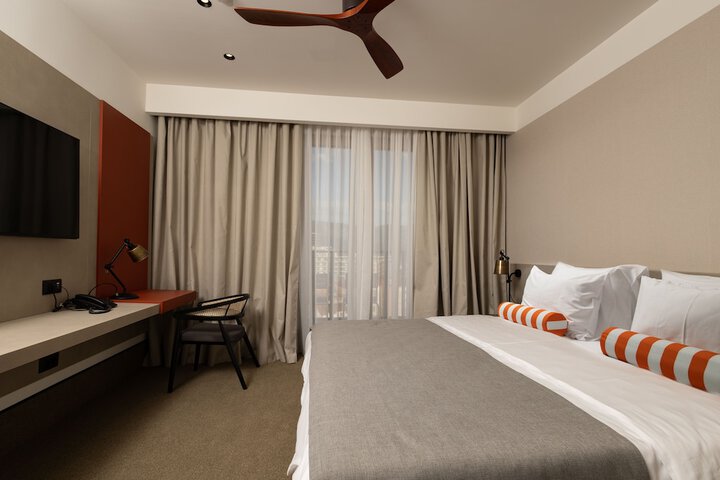 Room 10 of 38