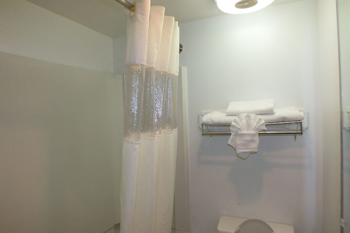 2 Double Beds (6 of 8)