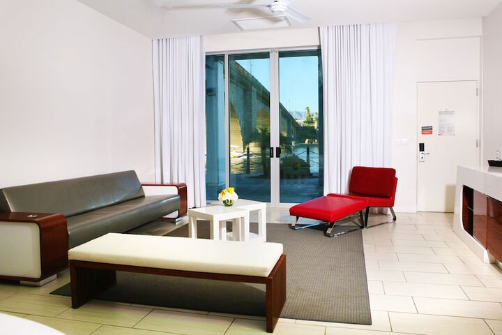 Room 4 of 40