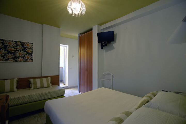 Room 5 of 32