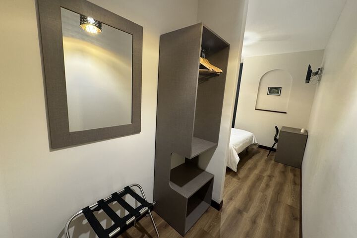 Room 4 of 7