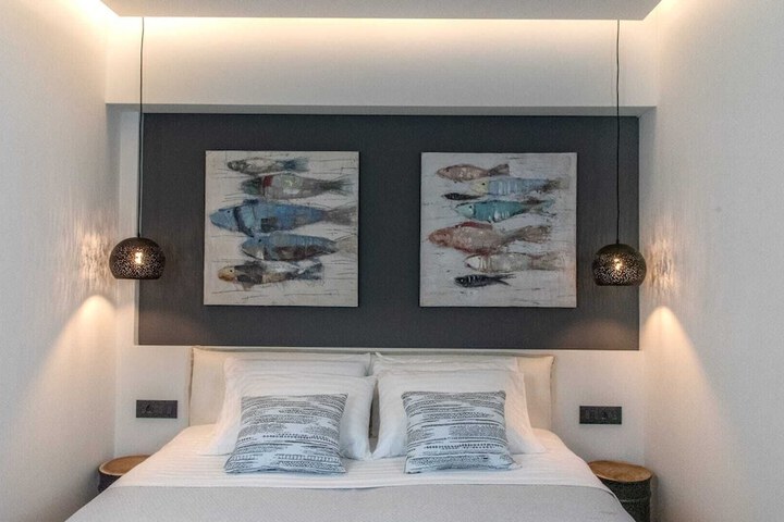 Room 5 of 16