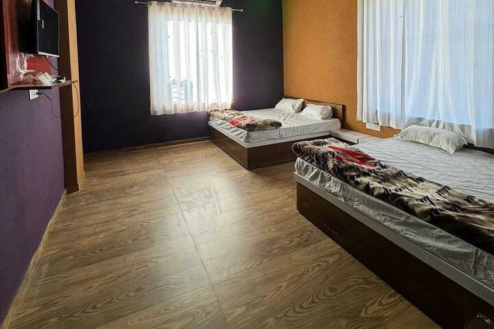 Room 4 of 28