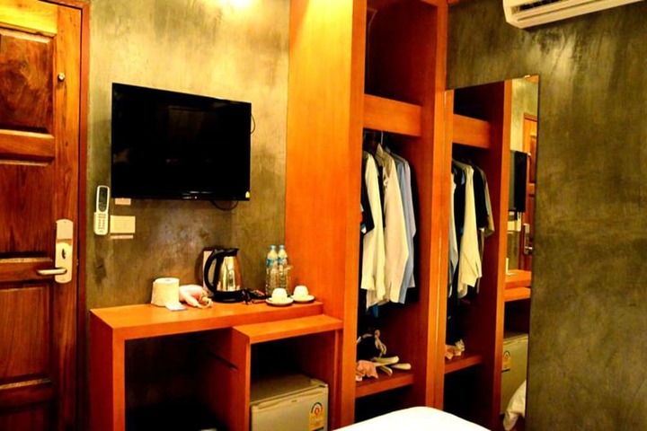 Room 16 of 40