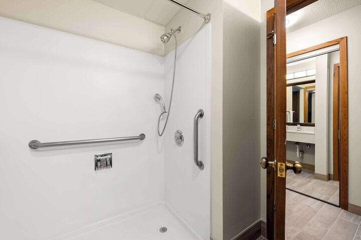 1 King Accessible Bathtub First Floor Microwave, Refrigerator WiFi Continental Breakfast (14 of 23)