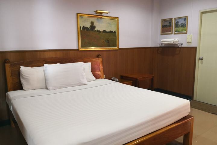 Room 9 of 50