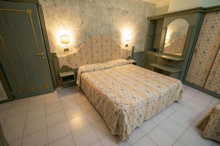 Room 6 of 13