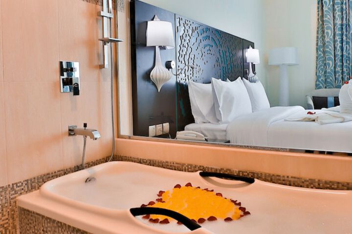 Deep soaking bathtub