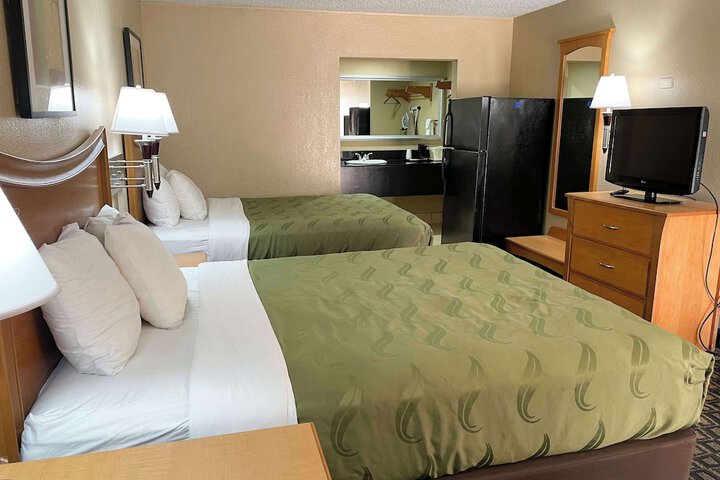2 Queen Beds Micfridge (2 of 3)