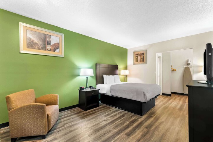 1 Queen Bed (1 of 15)