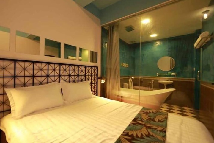 Room 5 of 9
