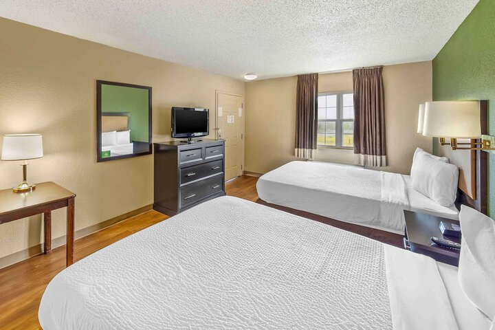 1 Queen Bed (1 of 5)