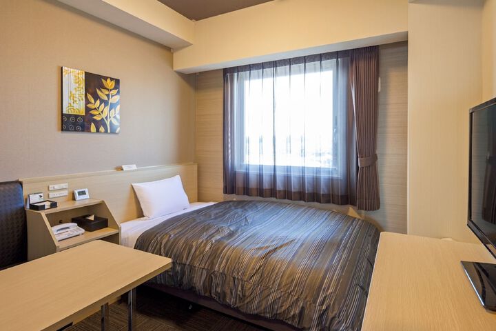 Room 3 of 28