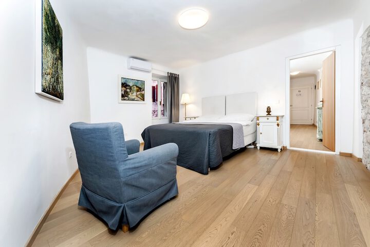 Room 15 of 62