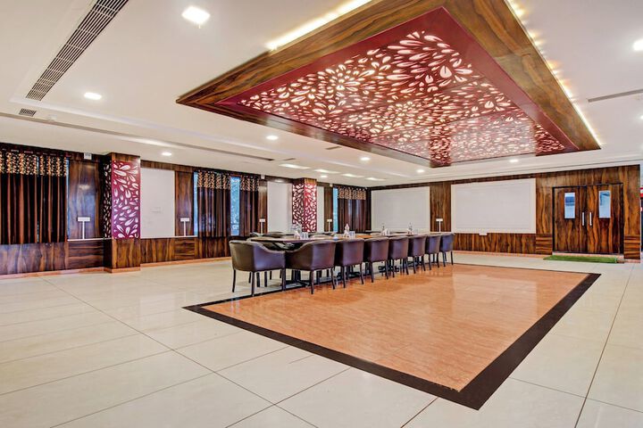 Ballroom/Hall 27 of 31
