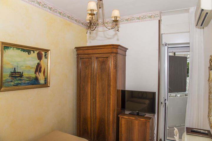 Room 25 of 102