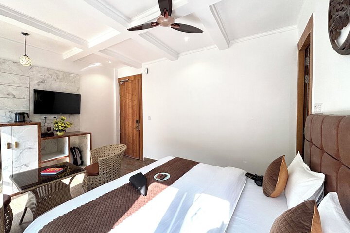 Room 32 of 76