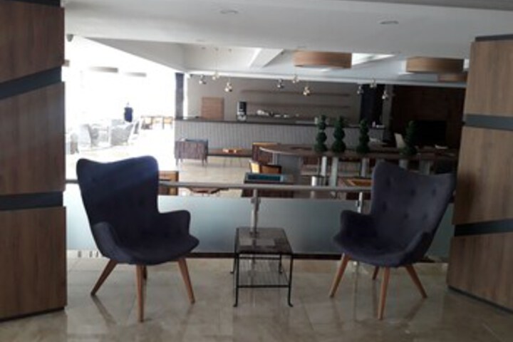 Lounge 3 of 29