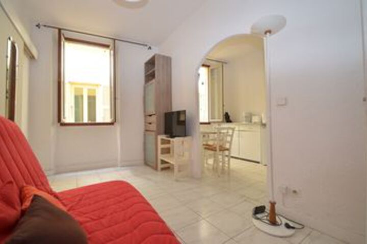 Room 7 of 9