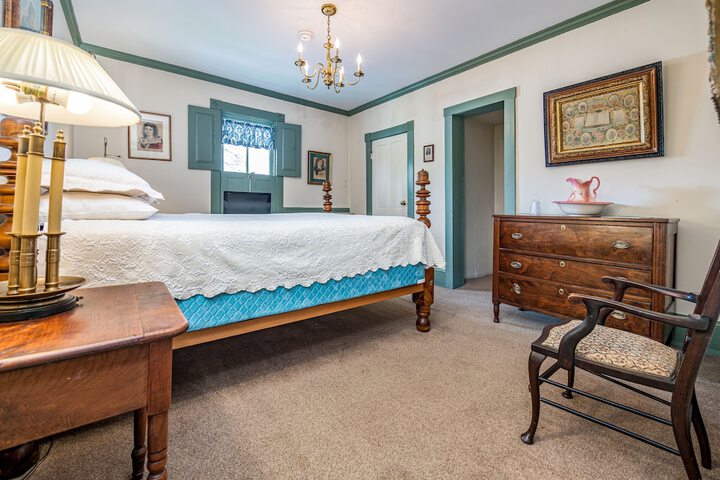 1 Queen Bed (4 of 35)