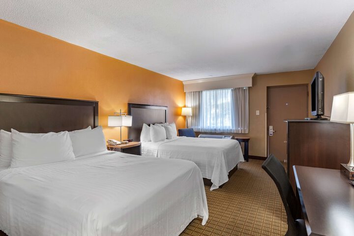 2 Queen Accessible Roll in Shower Microwave, Refrigerator WiFi Full Breakfast (1 of 25)