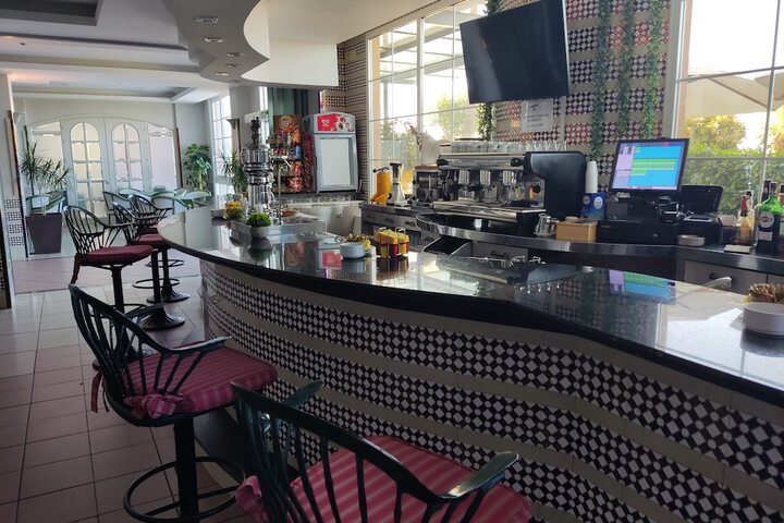 Lounge 41 of 48