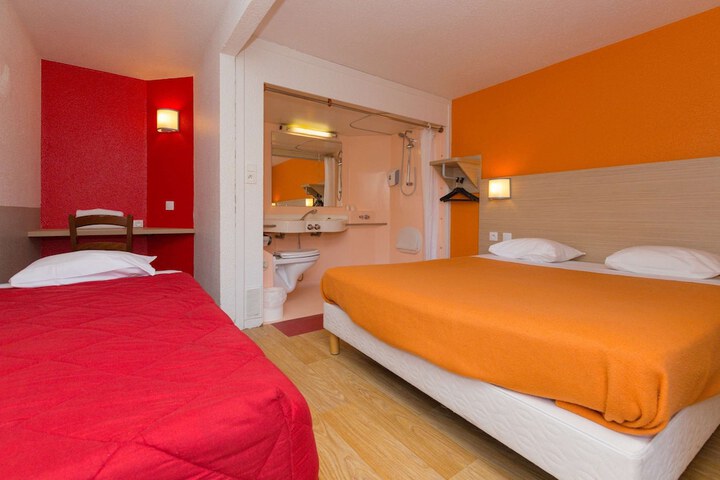 Room 8 of 33