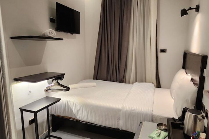 Room 28 of 107