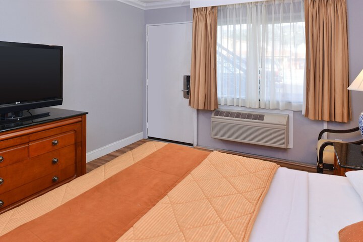Signature King Bed (8 of 12)