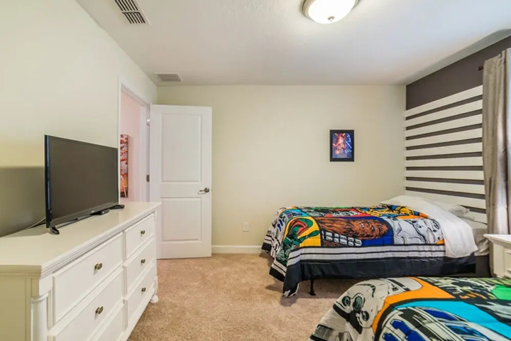 Room 5 of 33