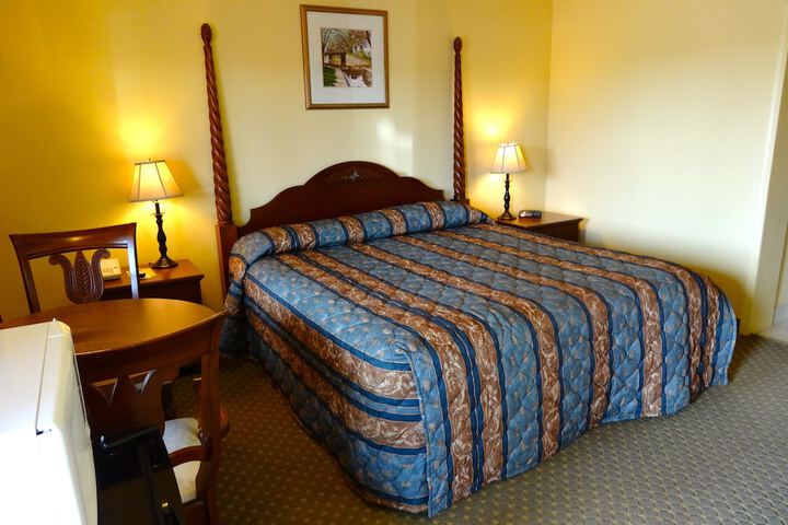 1 King Bed (3 of 5)