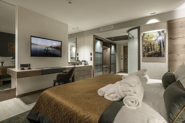 Room 3 of 95