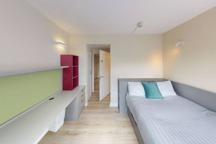 Room 16 of 37