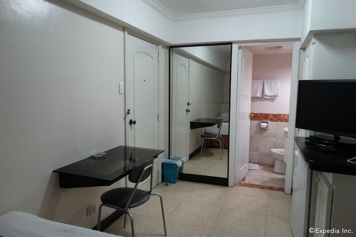 Room 17 of 28