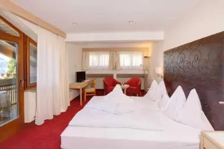 Room 4 of 5