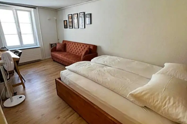 Room 4 of 12