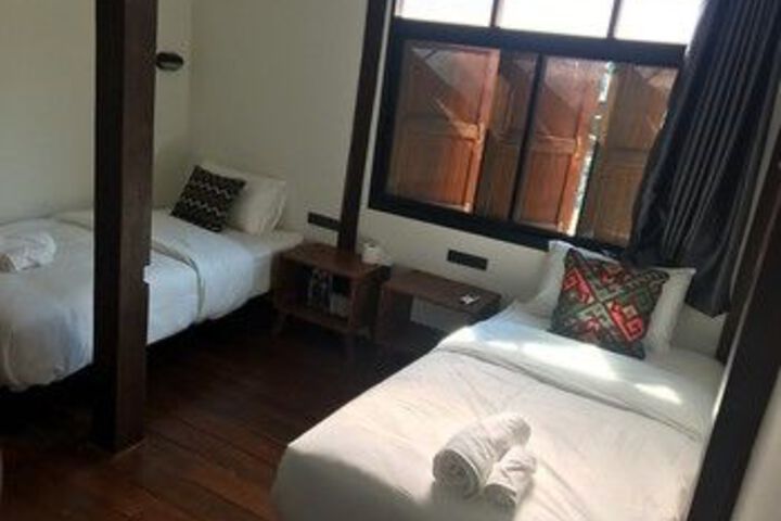 Room 4 of 8