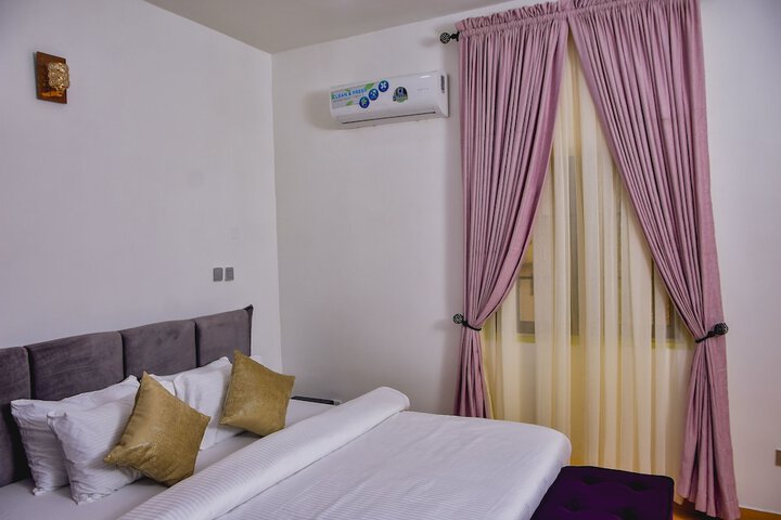 Room 25 of 38