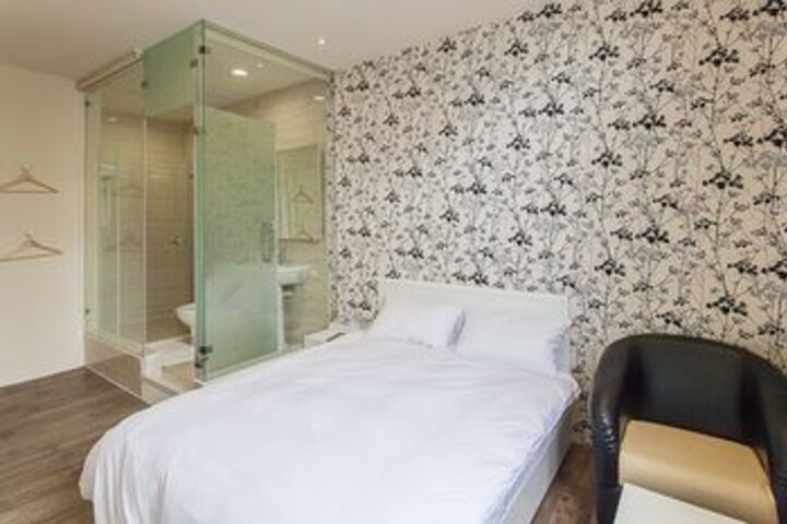 Room 6 of 24