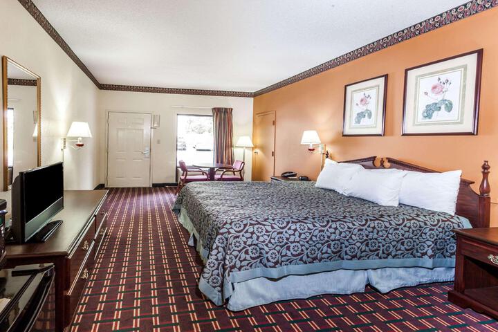 2 Queen Beds (1 of 10)