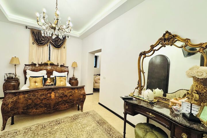 Room 10 of 52