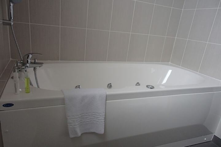 Deep soaking bathtub