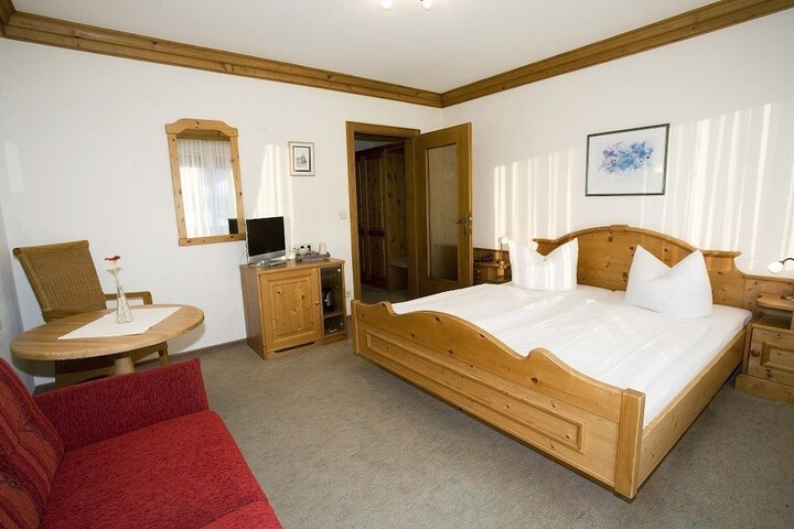 Room 2 of 27