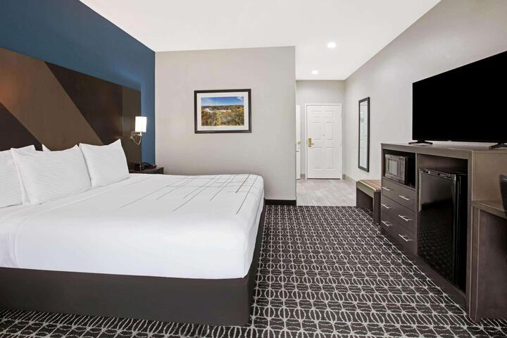 1 King Bed (5 of 9)