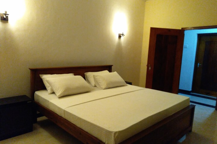 Room 7 of 18