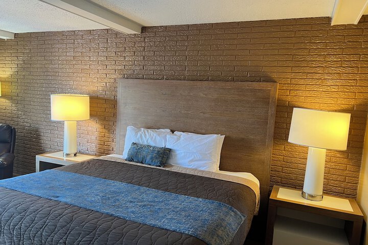 1 King Bed (12 of 17)