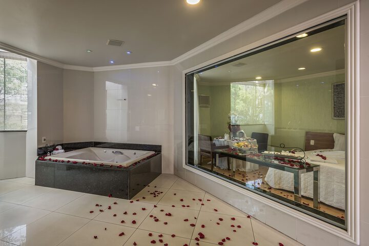 Jetted tub