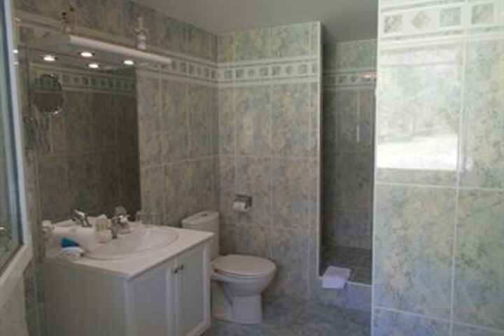 Room 2 of 33